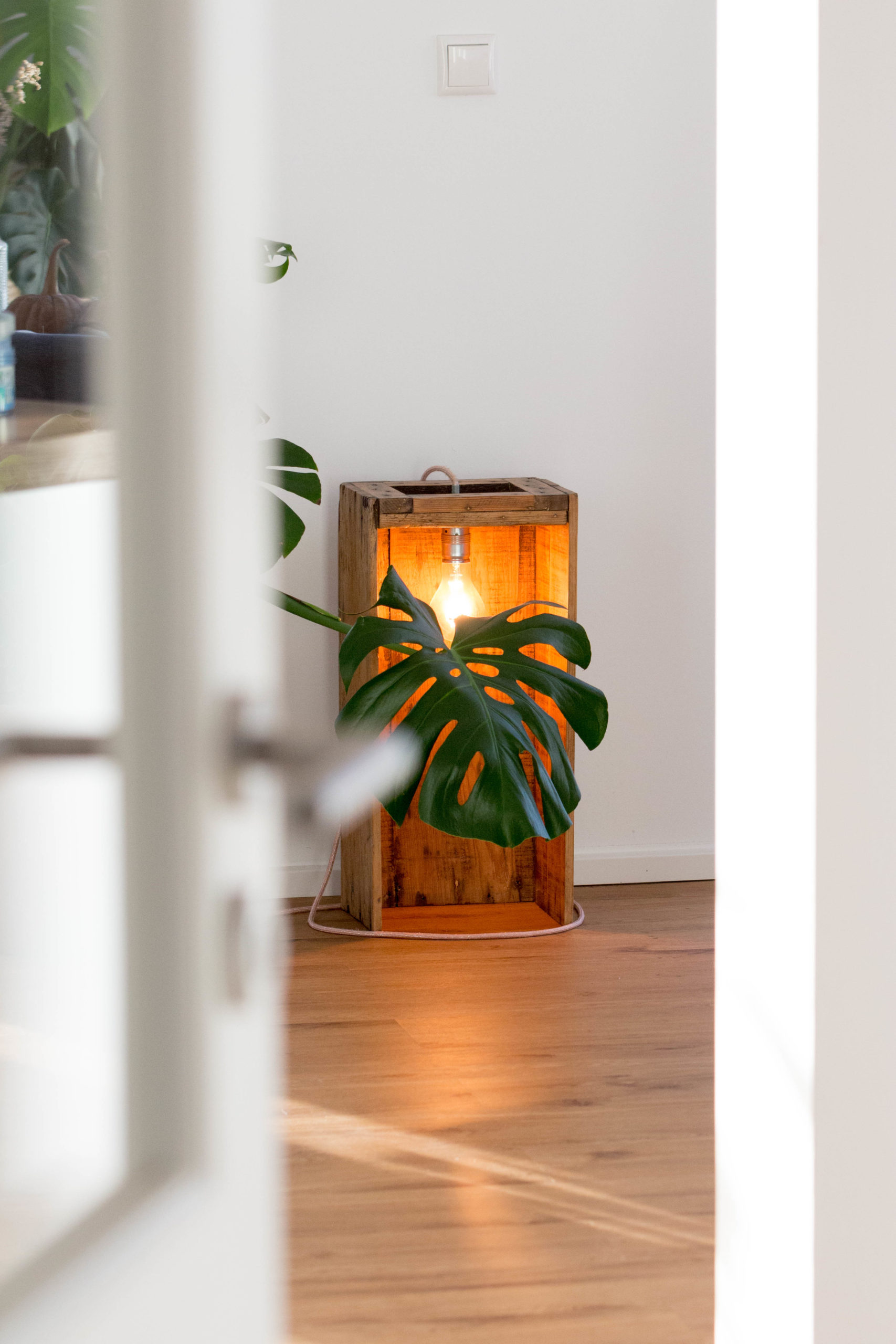 Lampe mit Textilkabel selber bauen. Idee DIY für die Wohnung. Lampe aus alter Holzkiste.
