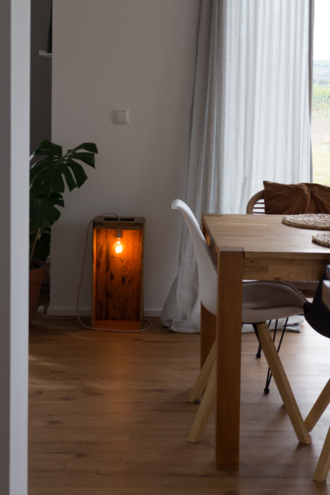 Lampe mit Textilkabel selber bauen. Idee DIY für die Wohnung. Lampe aus alter Holzkiste.