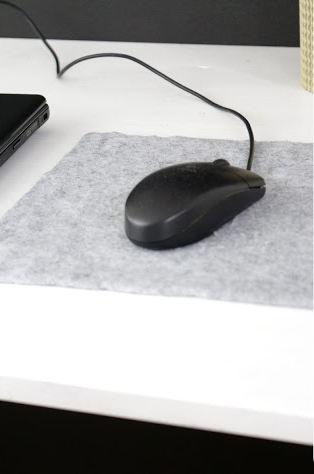 9 Ideen, wie du dein Homeoffice schön und praktisch einrichten kannst. Günstig und mit wenigen Handgriffen zum praktikablen Arbeitsplatz. DIY Mousepad aus Filz.