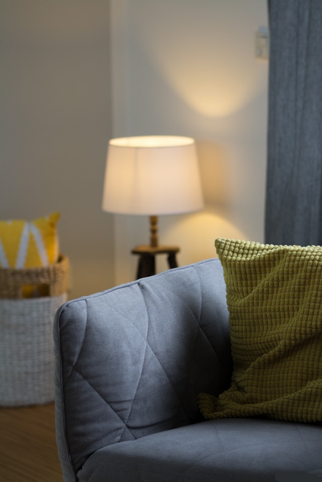 Tipps, wie du dein Wohnzimmer im Herbst und Winter gemütlich gestalten und einrichten kannst. Egal ob Deko, Möbel oder die richtigen Farben. In diesem Beitrag bekommst du Ideen, damit deine Wohnung - dein Zuhause - ein Ort zum Wohlfühlen wird.