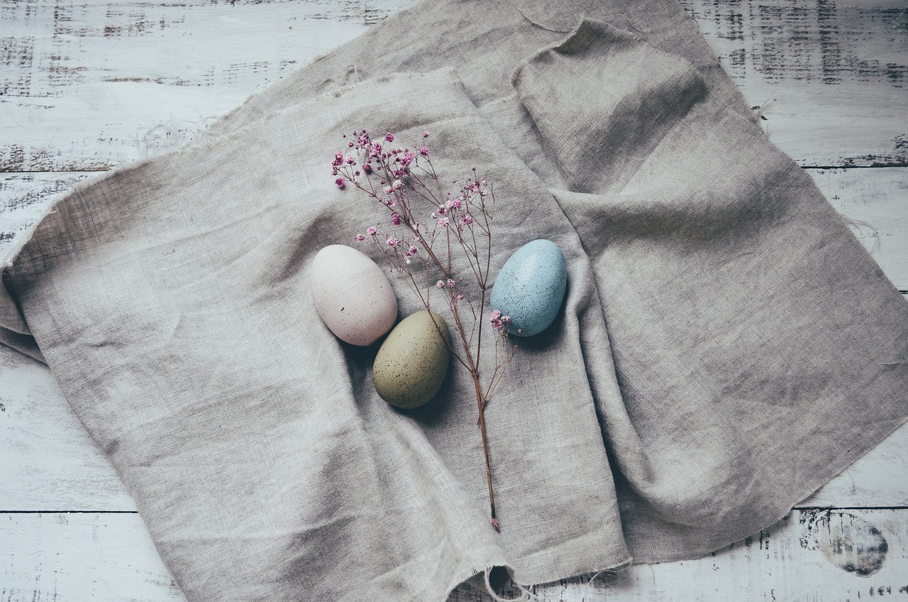 Natürliche Materialien wie Leinen eignen sich für eine minimalistische natürliche Osterdeko